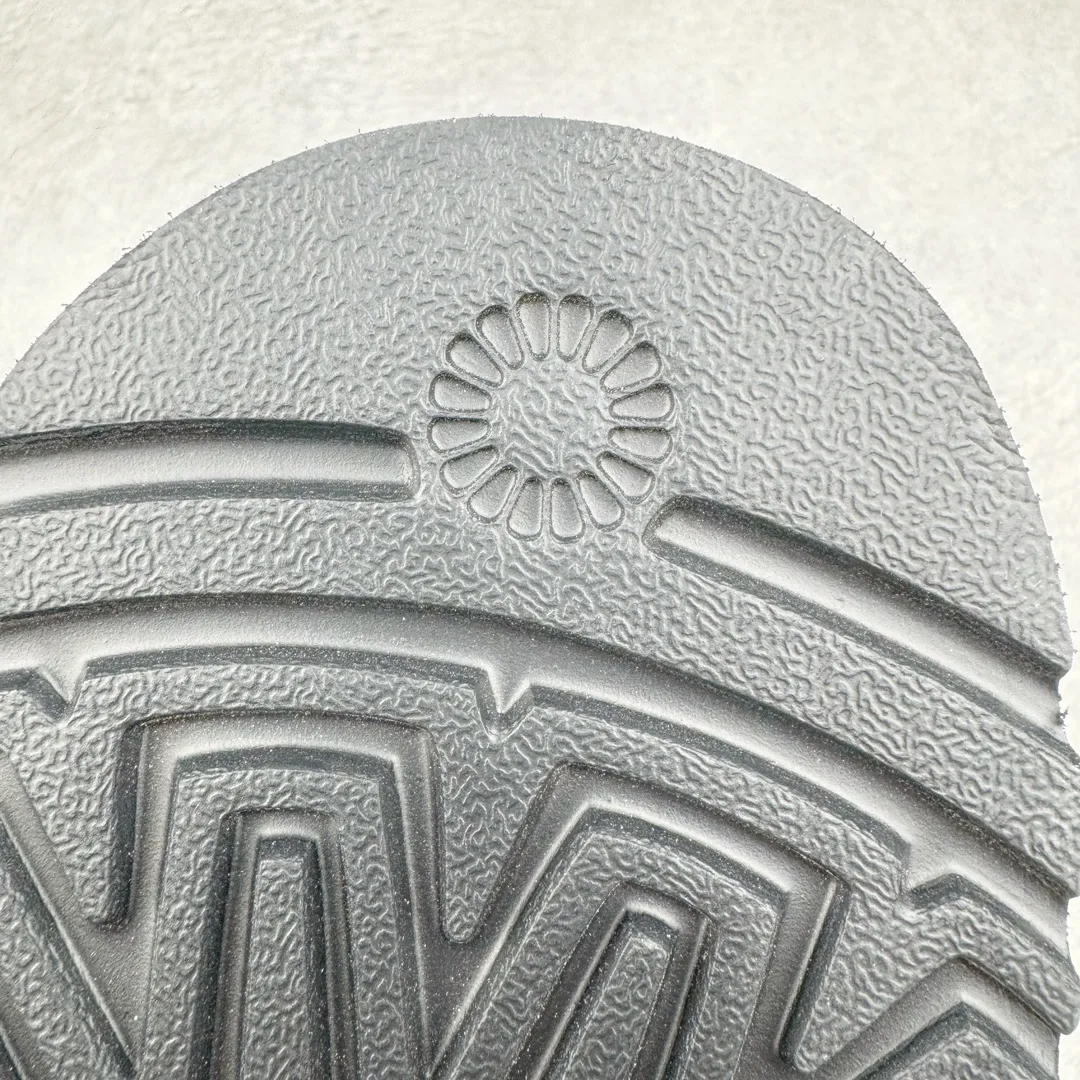 Pick up locally💰520 UGG ethnic style 2553 classic autumn and winter sheep fur all-in-one snow boots. All shoes are made from the same factory as ZP. Longfeng A-grade Australian imported sheep fur all-in-one ethnic style. Brand OEM production line. Fully follow the ZP process. OEM original pattern maker. Adhering to the principle of no original shoes and no development selection. Pay attention to every detail. The most authentic version on the market. TREADLITE "Light Wing" technology outsole. Lightweight/durable/flexible/pile size: 35 36 37 38 39 40 41 42 Coding: by2936060